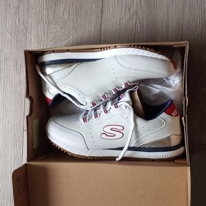 Sketches size 6 tennis shoe